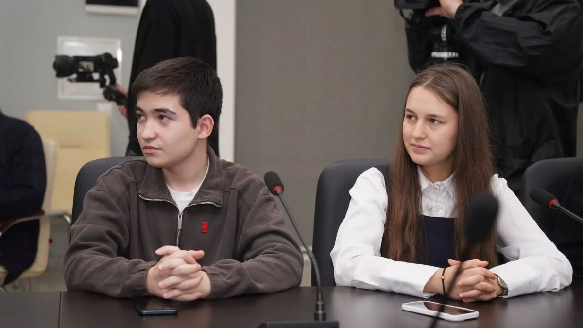 Вчера в рамках проекта «Классная встреча» участники регионального этапа Медиапритяжения встретились с Сосланом Плиевым – директором Молодёжного театра КВН Вчера в рамках проекта «Классная встреча» участники регионального этапа Медиапритяжения встретились с Сосланом Плиевым – директором Молодёжного театра КВН