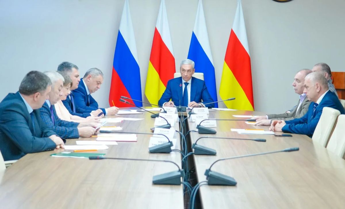 Председатель Правительства РСО – Алания Борис Джанаев провел совещание по вопросам деятельности ГКУ «Управление сельского хозяйства Республики Северная Осетия – Алания» Председатель Правительства РСО – Алания Борис Джанаев провел совещание по вопросам деятельности ГКУ «Управление сельского хозяйства Республики Северная Осетия – Алания»