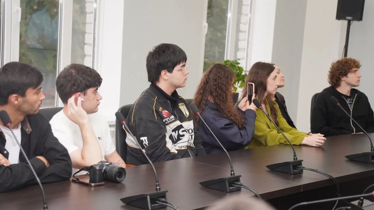 Вчера в рамках проекта «Классная встреча» участники регионального этапа Медиапритяжения встретились с Сосланом Плиевым – директором Молодёжного театра КВН Вчера в рамках проекта «Классная встреча» участники регионального этапа Медиапритяжения встретились с Сосланом Плиевым – директором Молодёжного театра КВН