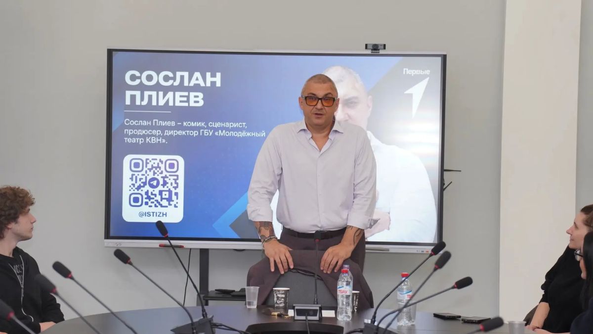Вчера в рамках проекта «Классная встреча» участники регионального этапа Медиапритяжения встретились с Сосланом Плиевым – директором Молодёжного театра КВН