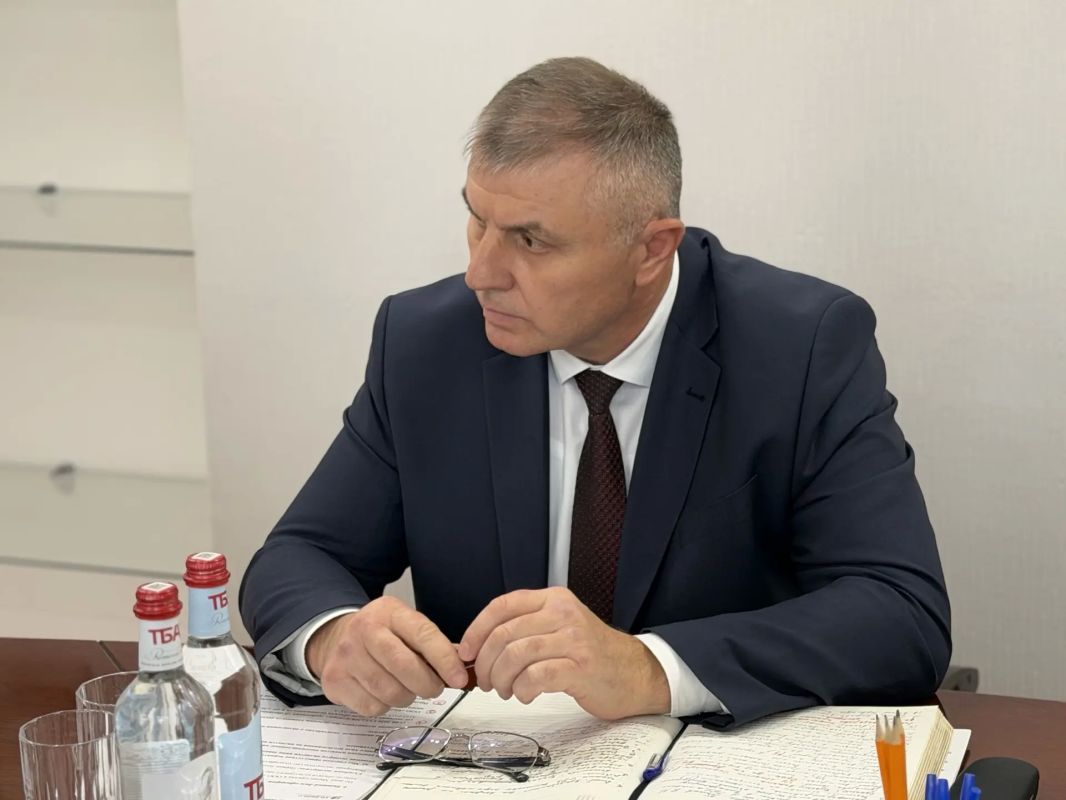 Первый заместитель Председателя Правительства РСО – Алания Роман Батршин провел рабочее совещание с министром государственного имущества и земельных отношений Русланом Тедеевым и врио министра природных ресурсов и экологии... Первый заместитель Председателя Правительства РСО – Алания Роман Батршин провел рабочее совещание с министром государственного имущества и земельных отношений Русланом Тедеевым и врио министра природных ресурсов и экологии...