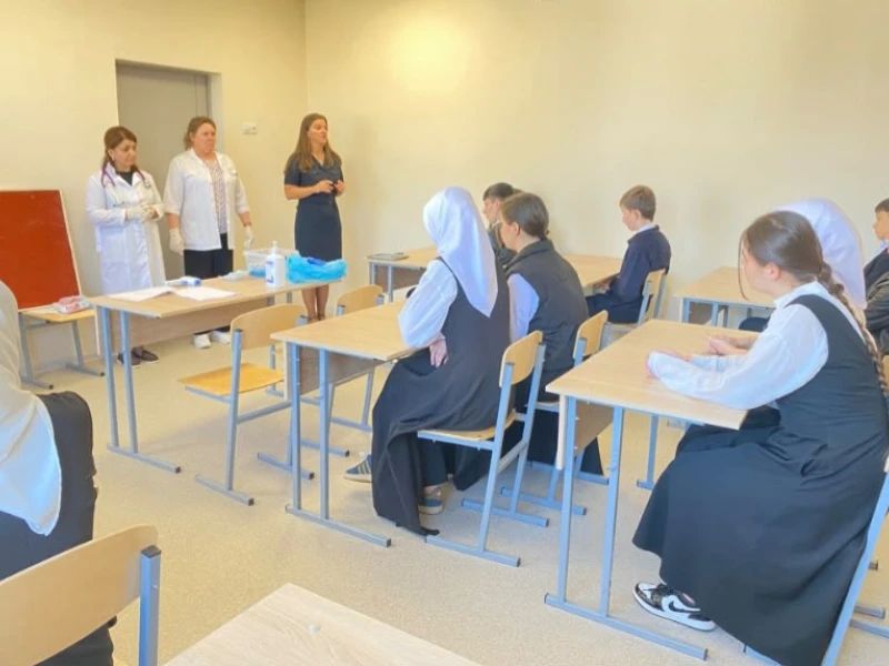 В Куртатской школе Пригородного района Северной Осетии полицейские и медики в рамках акции "Сообщи,где торгуют смертью!" провели беседу о вреде наркомании