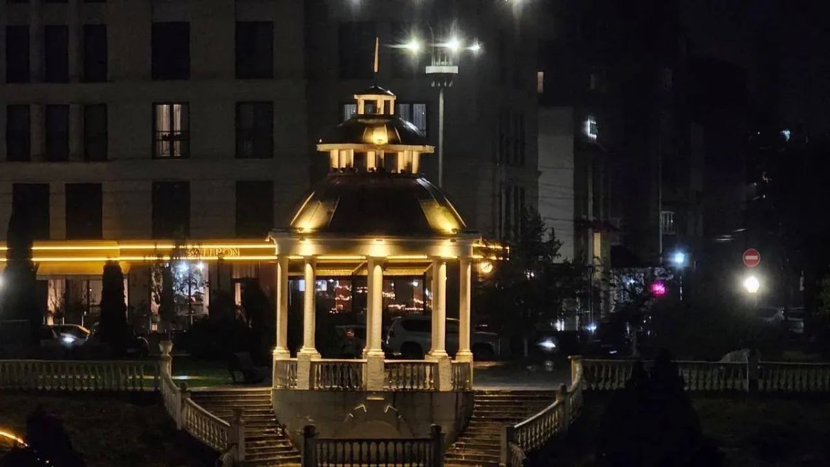 Во Владикавказе завершили благоустройство фотозоны «Ротонда» и обновили пространство у памятника Евгению Вахтангову