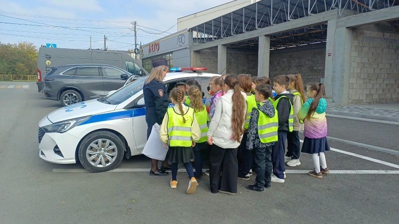 В Северной Осетии сотрудники ПДН совместно со старшим инспектором ОГИБДД Отдела МВД России по Моздокскому району организовали для учащихся школы № 2 г. Моздока пешую экскурсию с целью закрепления Правил дорожного движения В Северной Осетии сотрудники ПДН совместно со старшим инспектором ОГИБДД Отдела МВД России по Моздокскому району организовали для учащихся школы № 2 г. Моздока пешую экскурсию с целью закрепления Правил дорожного движения