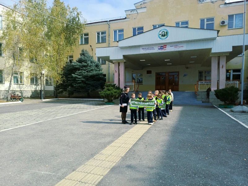 В Северной Осетии сотрудники ПДН совместно со старшим инспектором ОГИБДД Отдела МВД России по Моздокскому району организовали для учащихся школы № 2 г. Моздока пешую экскурсию с целью закрепления Правил дорожного движения В Северной Осетии сотрудники ПДН совместно со старшим инспектором ОГИБДД Отдела МВД России по Моздокскому району организовали для учащихся школы № 2 г. Моздока пешую экскурсию с целью закрепления Правил дорожного движения