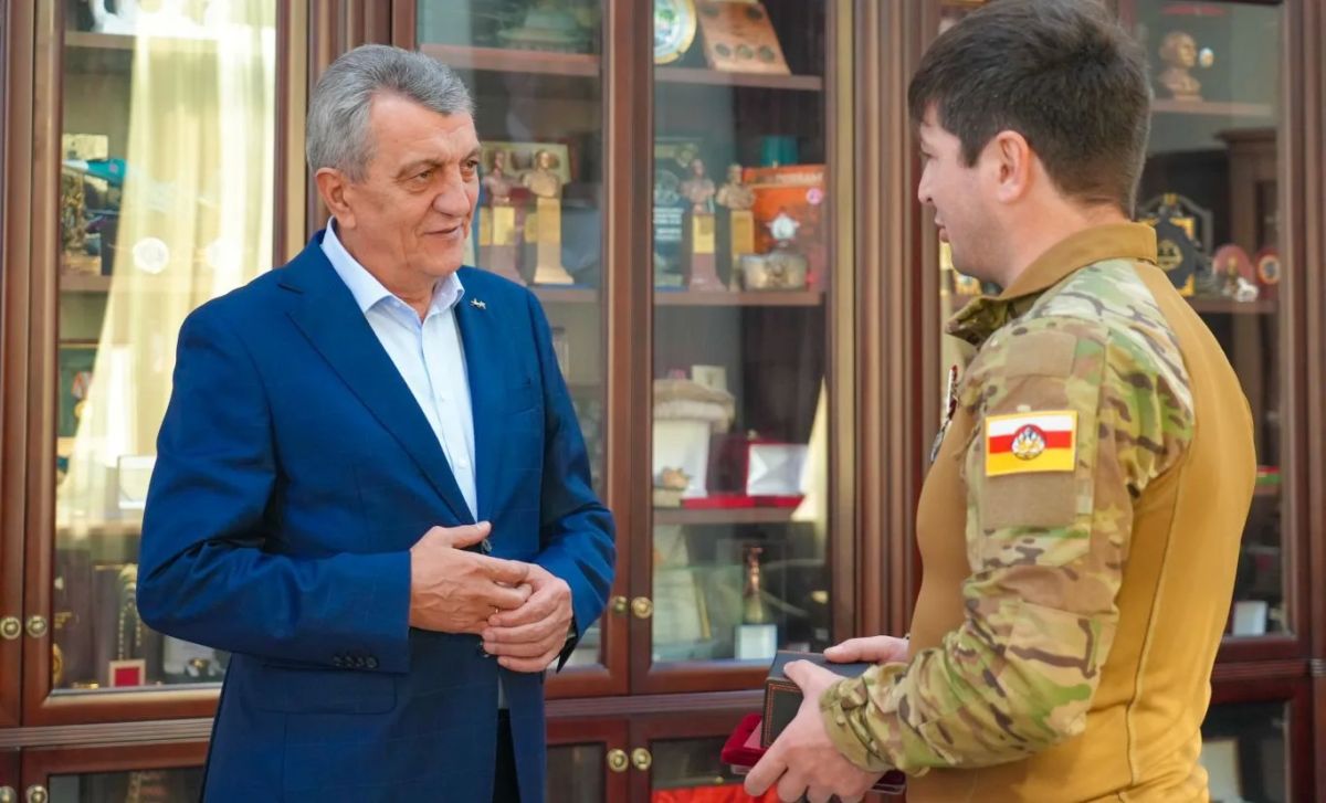 Глава РСО – Алания Сергей Меняйло вручил орден Мужества участнику СВО Батрадзу Кайтову Глава РСО – Алания Сергей Меняйло вручил орден Мужества участнику СВО Батрадзу Кайтову