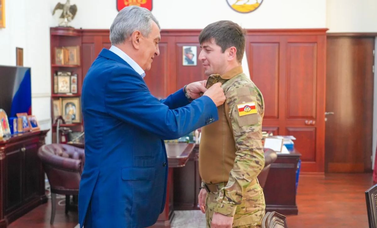 Глава РСО – Алания Сергей Меняйло вручил орден Мужества участнику СВО Батрадзу Кайтову