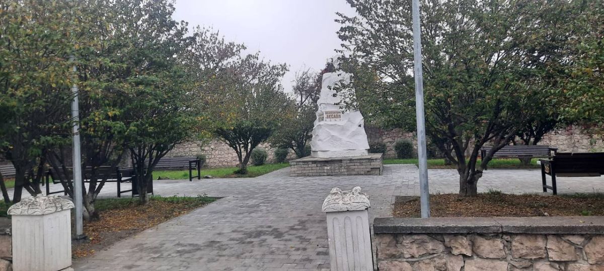 Благоустройство сквера имени Беслана Тулатова по улице Маркова в Беслане завершено