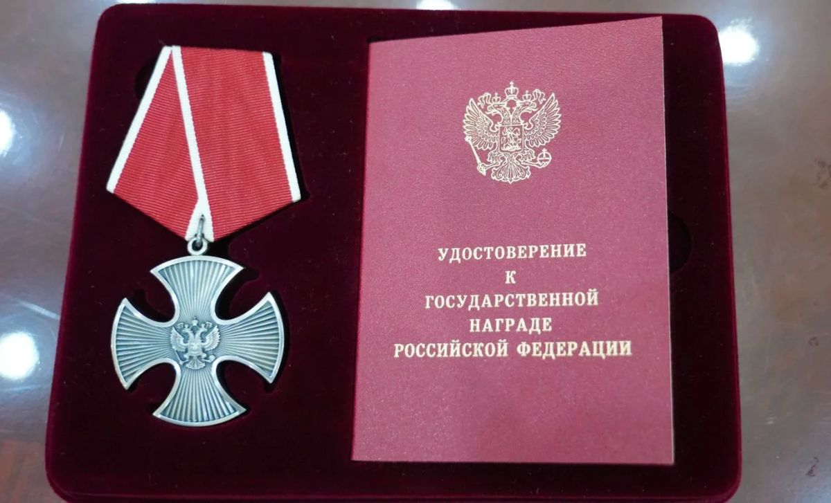 Глава РСО – Алания Сергей Меняйло вручил орден Мужества участнику СВО Батрадзу Кайтову Глава РСО – Алания Сергей Меняйло вручил орден Мужества участнику СВО Батрадзу Кайтову