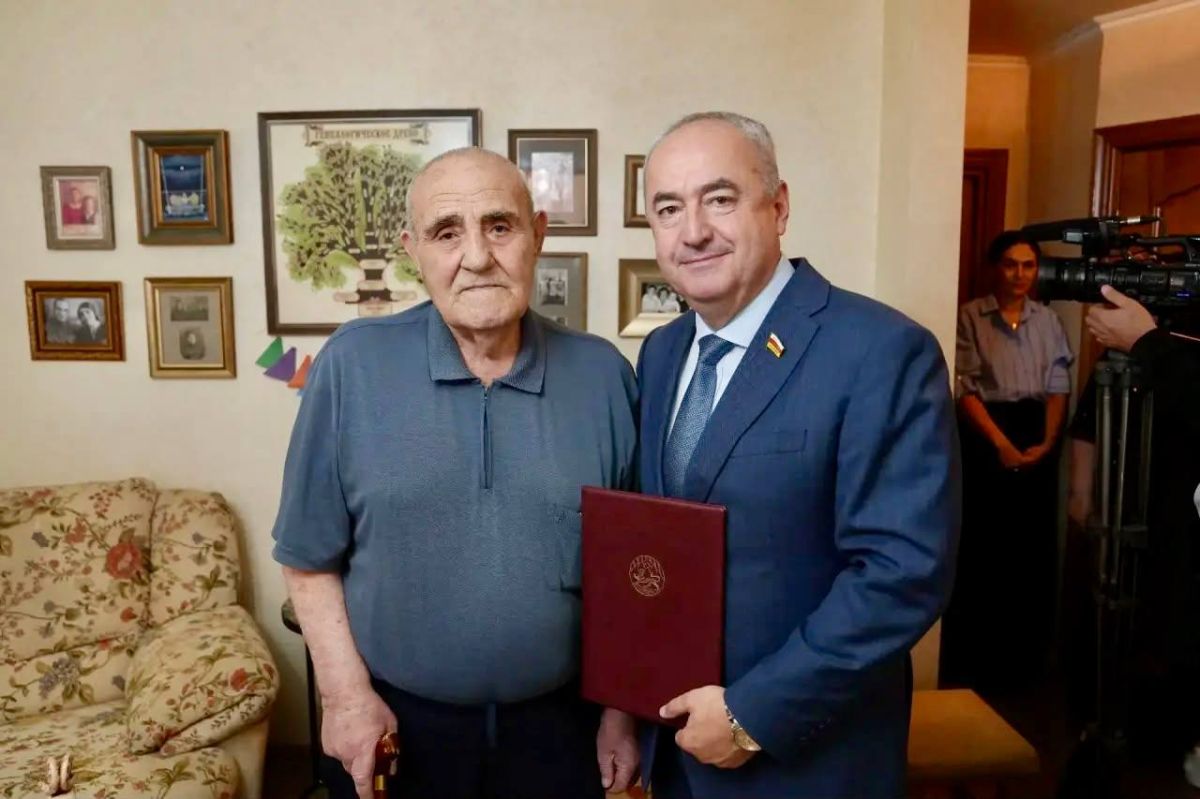Валерий Тавитов принимает поздравления с 80-летием