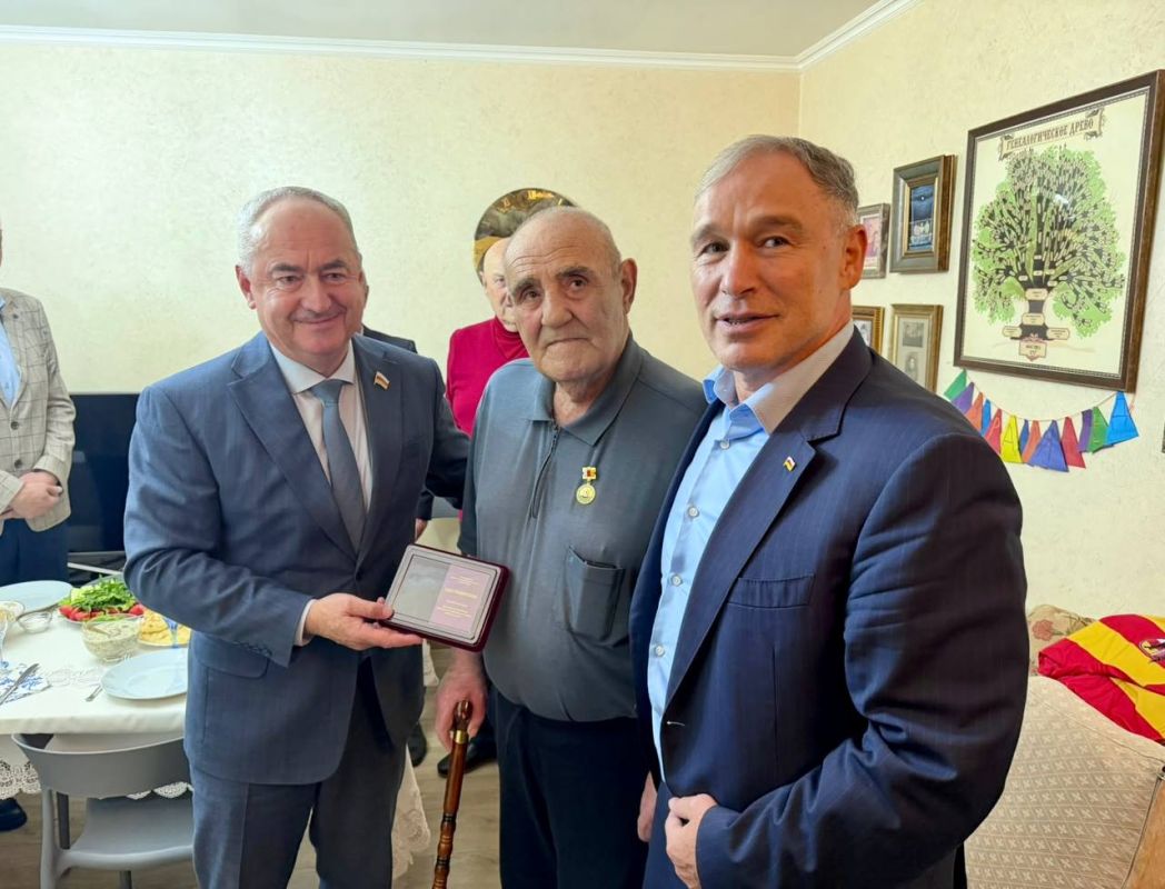 Валерий Тавитов принимает поздравления с 80-летием Валерий Тавитов принимает поздравления с 80-летием