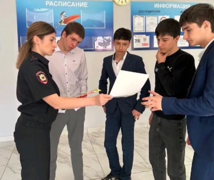 Сотрудники отдела полиции Правобережного района рассказали гражданам о схемах дистанционного обмана и раздали информационные памятки Сотрудники отдела полиции Правобережного района рассказали гражданам о схемах дистанционного обмана и раздали информационные памятки