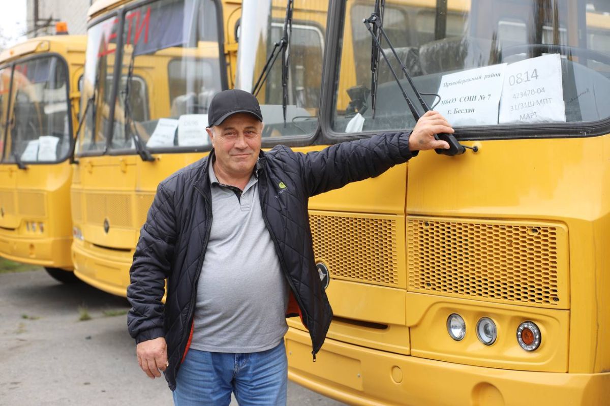 Вручил ключи от 27 новых школьных автобусов руководителям наших образовательных организаций Вручил ключи от 27 новых школьных автобусов руководителям наших образовательных организаций