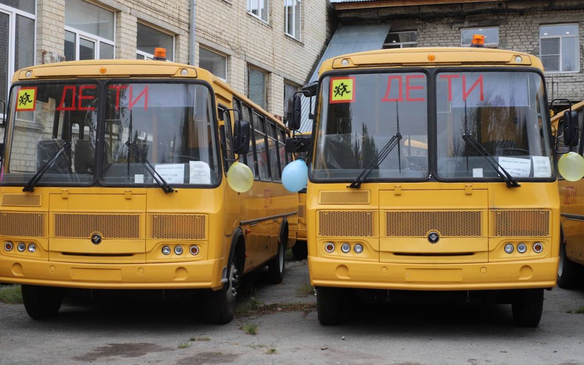 Вручил ключи от 27 новых школьных автобусов руководителям наших образовательных организаций Вручил ключи от 27 новых школьных автобусов руководителям наших образовательных организаций