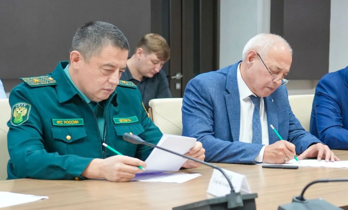 Глава РСО – Алания Сергей Меняйло провел заседание республиканской Комиссии по противодействию незаконному обороту промышленной продукции. Глава РСО – Алания Сергей Меняйло провел заседание республиканской Комиссии по противодействию незаконному обороту промышленной продукции.