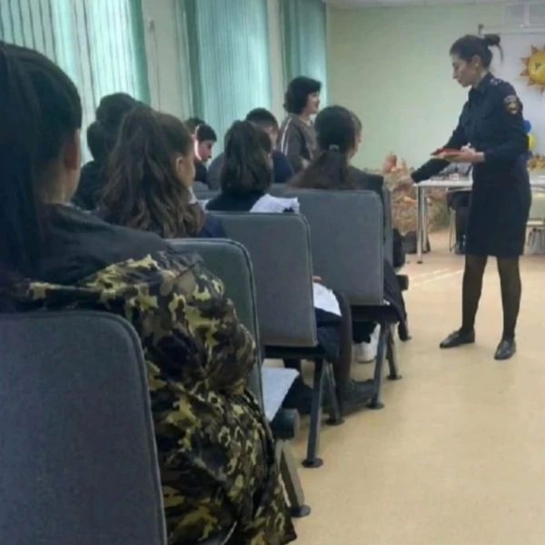 Сотрудники отдела полиции Правобережного района рассказали гражданам о схемах дистанционного обмана и раздали информационные памятки Сотрудники отдела полиции Правобережного района рассказали гражданам о схемах дистанционного обмана и раздали информационные памятки