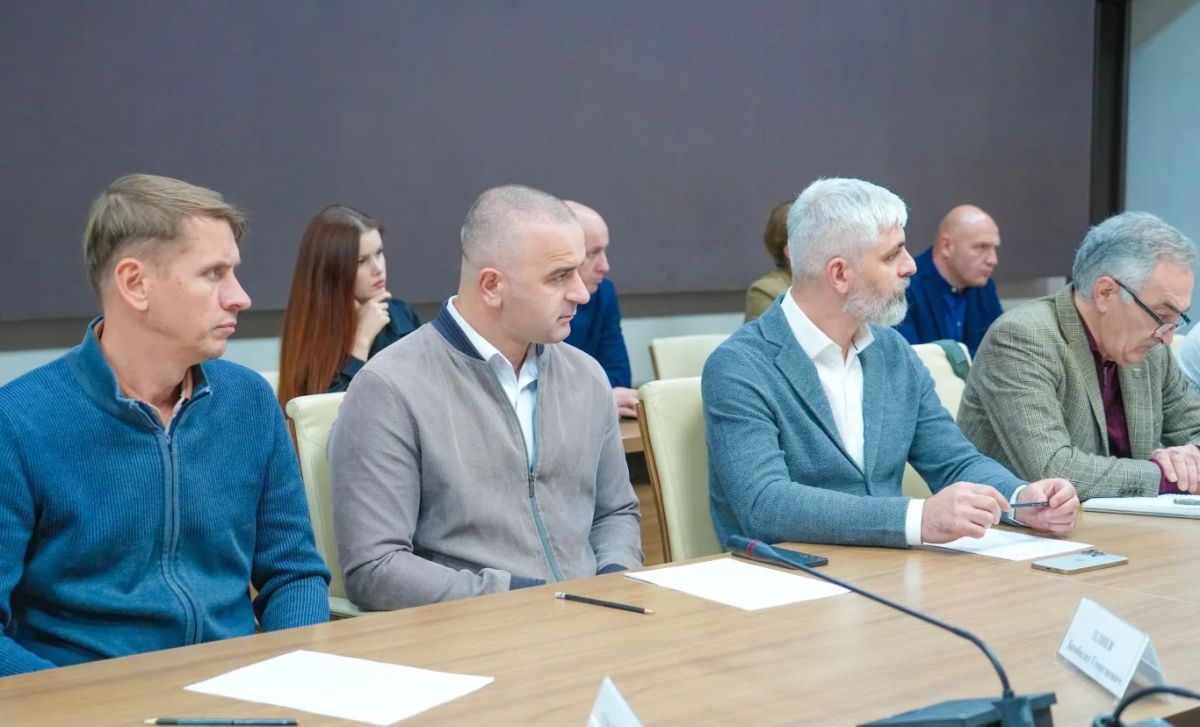 Глава РСО – Алания Сергей Меняйло провел заседание Градостроительного совета. В работе приняли участие первый заместитель Председателя Правительства Георгий Атаров, помощник Главы Северной Осетии – главный архитектор... Глава РСО – Алания Сергей Меняйло провел заседание Градостроительного совета. В работе приняли участие первый заместитель Председателя Правительства Георгий Атаров, помощник Главы Северной Осетии – главный архитектор...