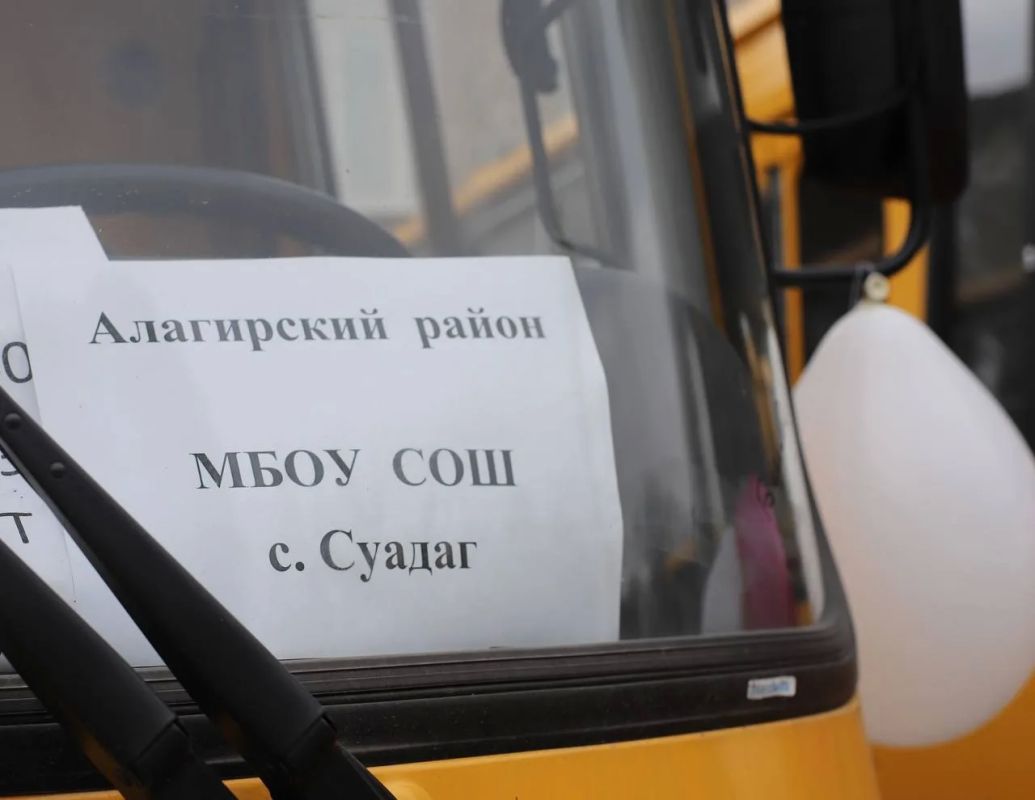 Ключи от 27 новых школьных автобусов вручили руководителям образовательных организаций Ключи от 27 новых школьных автобусов вручили руководителям образовательных организаций