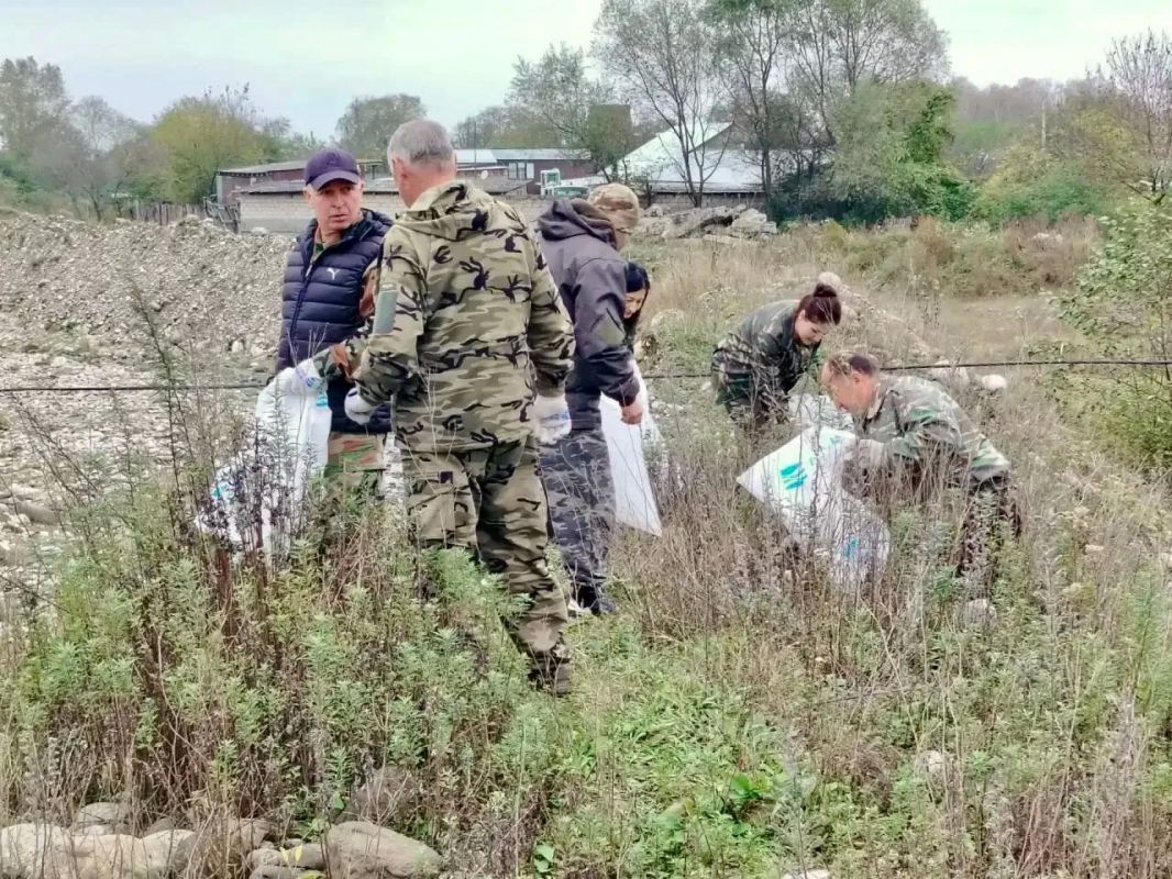 30 мешков мусора вывезли с берегов реки Цраудон 30 мешков мусора вывезли с берегов реки Цраудон