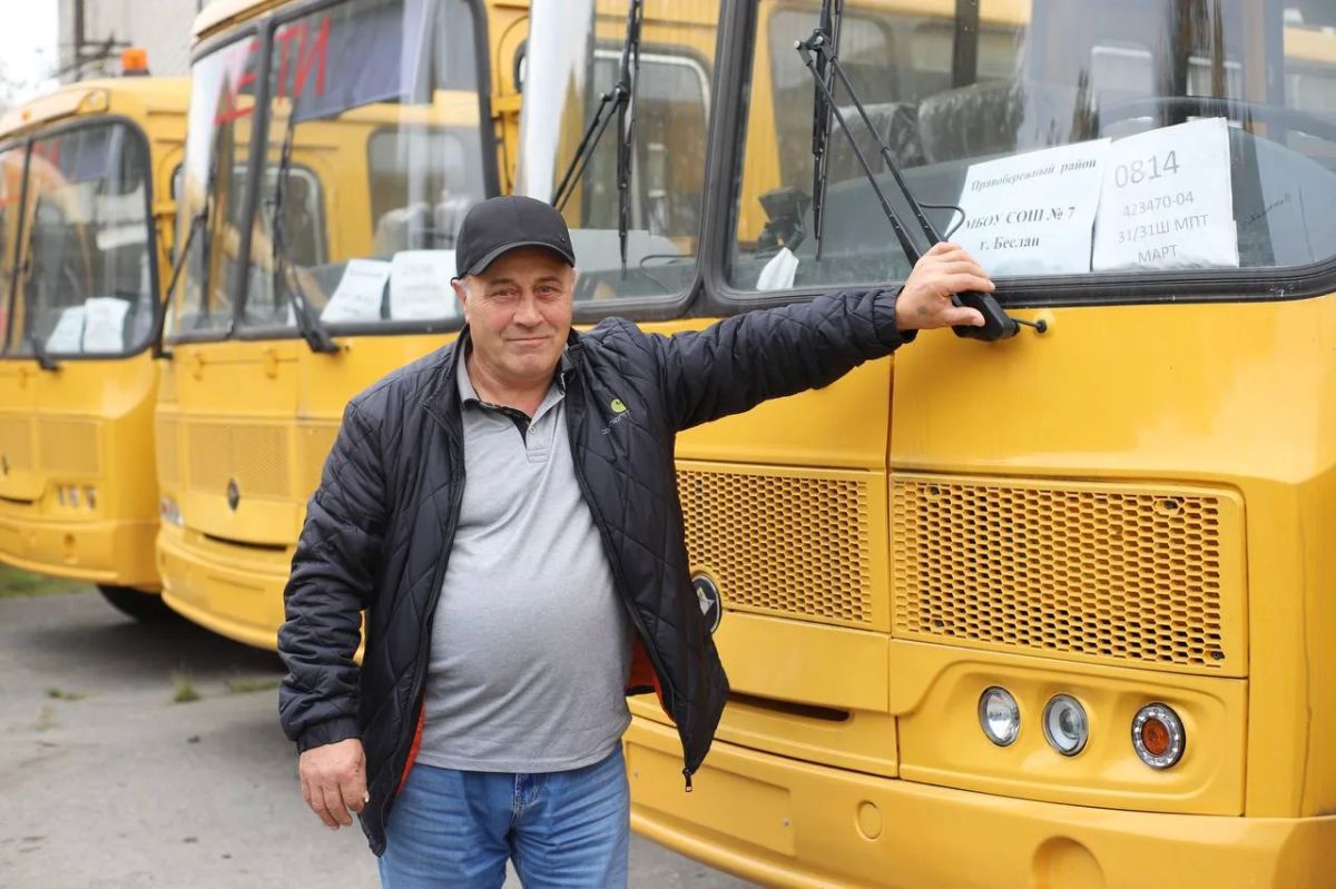 Ключи от 27 новых школьных автобусов вручили руководителям образовательных организаций Ключи от 27 новых школьных автобусов вручили руководителям образовательных организаций