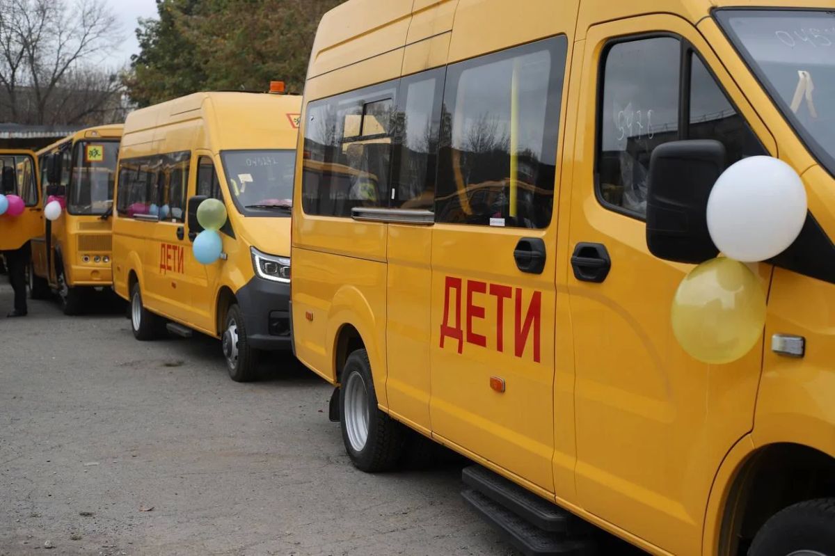 Ключи от 27 новых школьных автобусов вручили руководителям образовательных организаций Ключи от 27 новых школьных автобусов вручили руководителям образовательных организаций