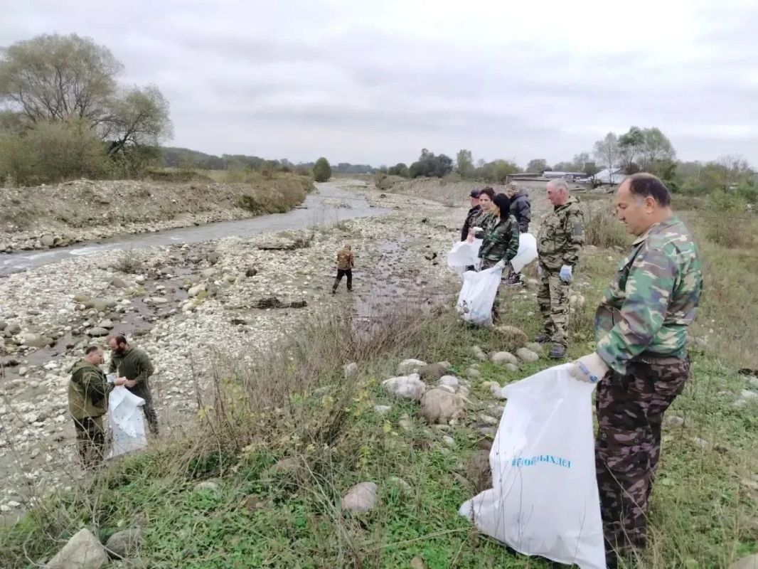 Берег реки Цраудон очистили от мусора в рамках Всероссийской акции «Вода России»