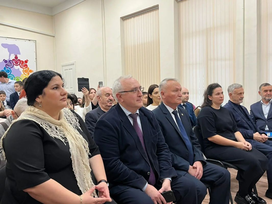 В Республиканском доме дружбы народов состоялась встреча с делегацией Донецкой Народной Республики, приуроченная к подведению итогов межрегионального конкурса творчества Коста Хетагурова, проведённого в Год единства народов... В Республиканском доме дружбы народов состоялась встреча с делегацией Донецкой Народной Республики, приуроченная к подведению итогов межрегионального конкурса творчества Коста Хетагурова, проведённого в Год единства народов...