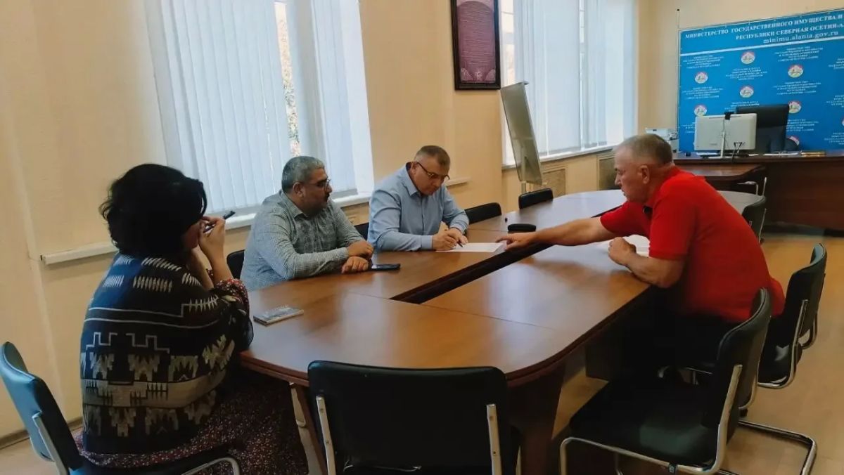 Приём граждан!. Министр государственного имущества и земельных отношений РСО-Алания Руслан Тедеев встретился с жителями республики и дал разъяснения по вопросам, входящим в компетенцию ведомства, а также рассказал о порядке... Приём граждан!. Министр государственного имущества и земельных отношений РСО-Алания Руслан Тедеев встретился с жителями республики и дал разъяснения по вопросам, входящим в компетенцию ведомства, а также рассказал о порядке...