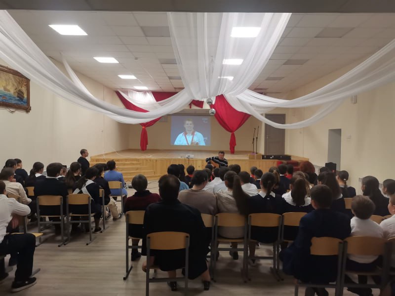 В Правобережном районе Северной Осетии сотрудники ПДН, общественник и известный спортсмен провели уроки безопасности и нравственности для школьников