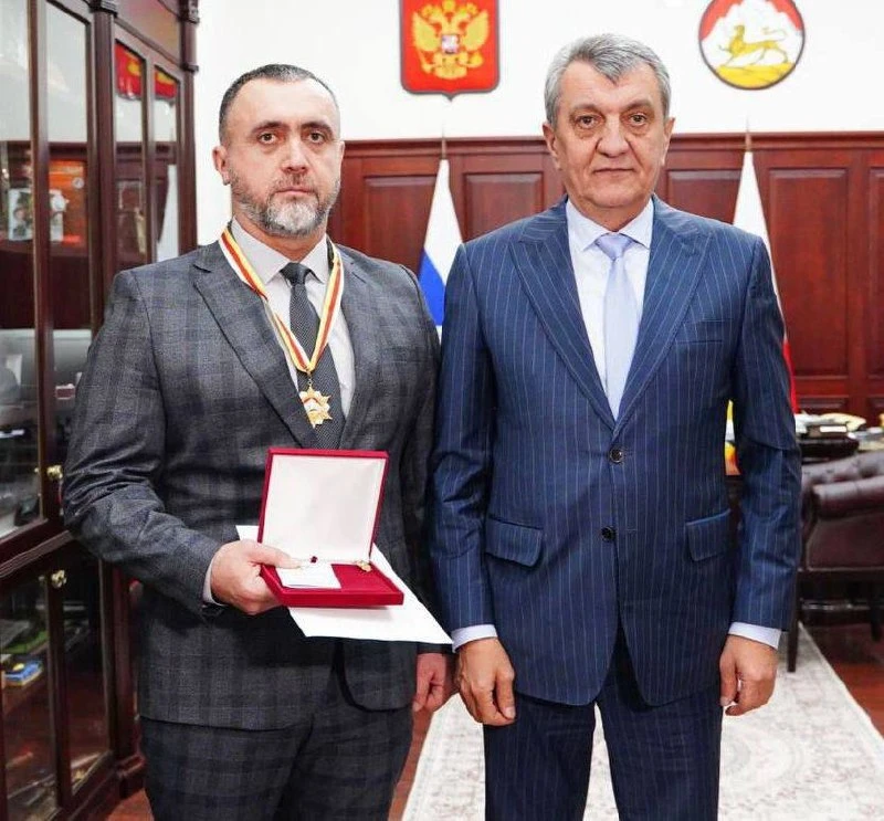 Сергей Меняйло поздравил командира батальона «Алания» Руслана Остаева с днем рождения