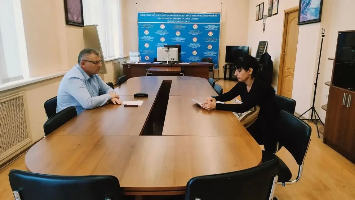 Приём граждан!. Министр государственного имущества и земельных отношений РСО-Алания Руслан Тедеев встретился с жителями республики и дал разъяснения по вопросам, входящим в компетенцию ведомства, а также рассказал о порядке... Приём граждан!. Министр государственного имущества и земельных отношений РСО-Алания Руслан Тедеев встретился с жителями республики и дал разъяснения по вопросам, входящим в компетенцию ведомства, а также рассказал о порядке...