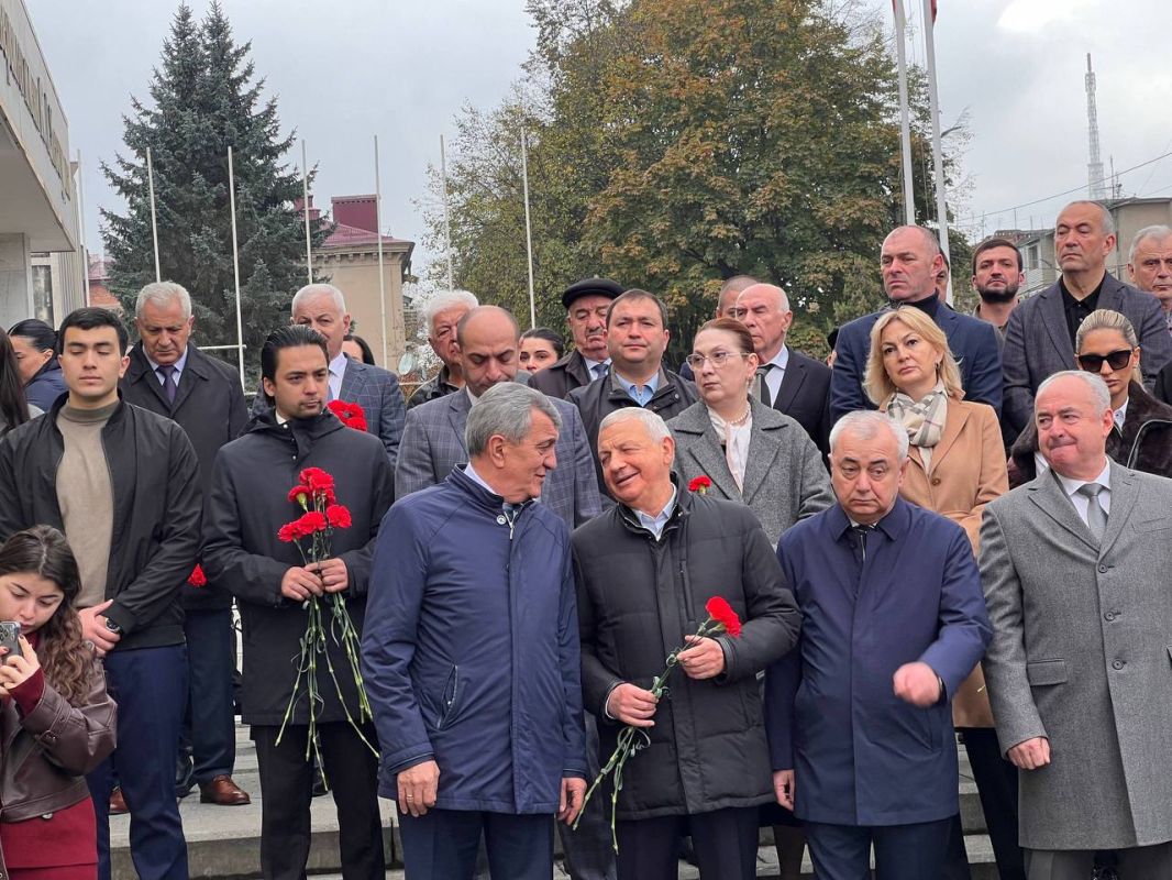 В СОГУ прошло торжественное открытие бюста Ахурбека Магометова В СОГУ прошло торжественное открытие бюста Ахурбека Магометова