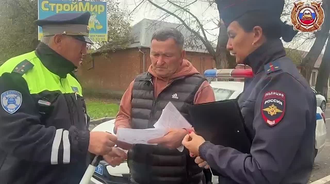 В дождливую погоду риск на дороге растёт: асфальт скользкий, видимость хуже, а пешеходов заметить сложнее