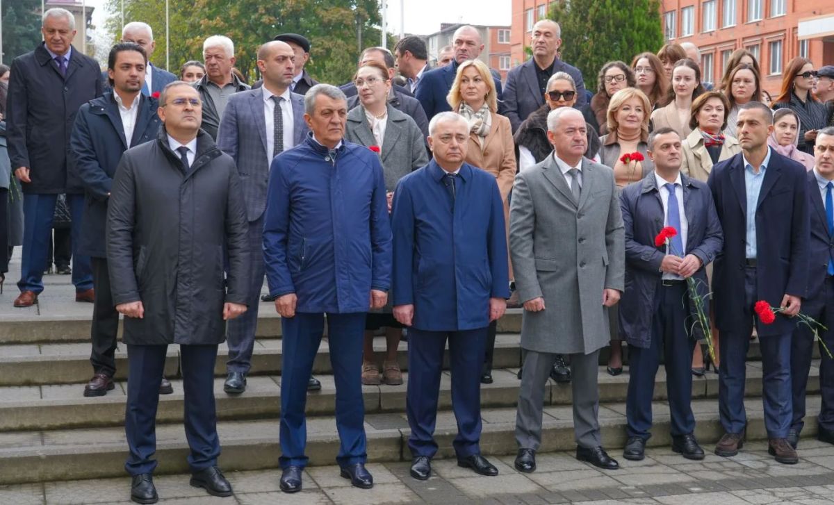 Глава РСО – Алания Сергей Меняйло принял участие в церемонии открытия бюста ученого, доктора исторических наук, профессора, члена-корреспондента Российской академии образования Ахурбека Магометова. Глава РСО – Алания Сергей Меняйло принял участие в церемонии открытия бюста ученого, доктора исторических наук, профессора, члена-корреспондента Российской академии образования Ахурбека Магометова.
