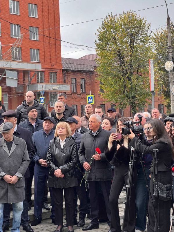 В СОГУ прошло торжественное открытие бюста Ахурбека Магометова В СОГУ прошло торжественное открытие бюста Ахурбека Магометова