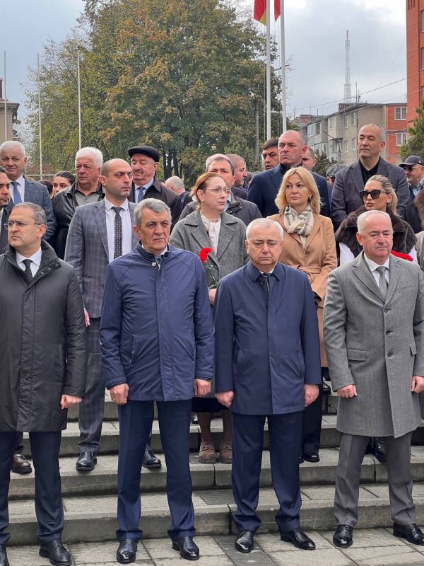 В СОГУ прошло торжественное открытие бюста Ахурбека Магометова В СОГУ прошло торжественное открытие бюста Ахурбека Магометова