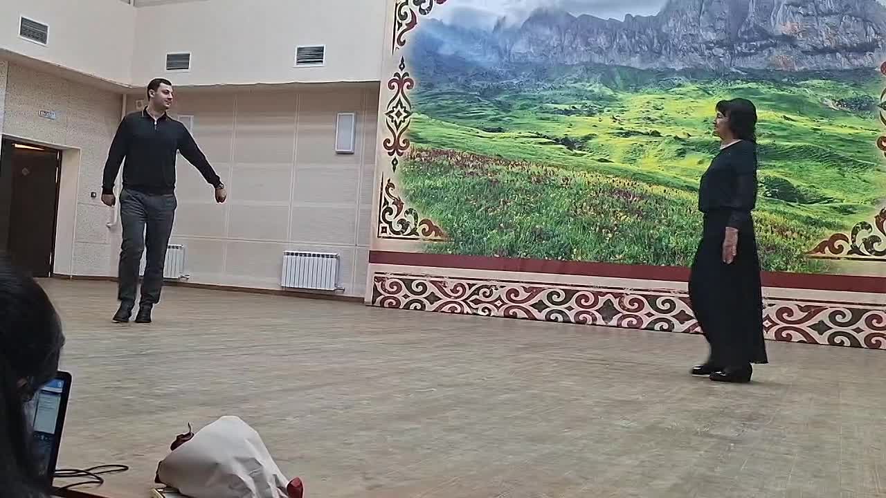На видео солистка "золотого" состава ансамбля "Кафт"Земфира Кабанова танцует со своими внуком, профессиональным хореографом Георгием Кабановым