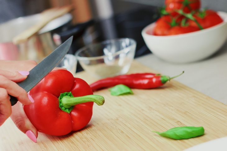 Какие салаты готовить со сладким перцем: рецепты легких закусок, в которых ингредиенты будет уместен
