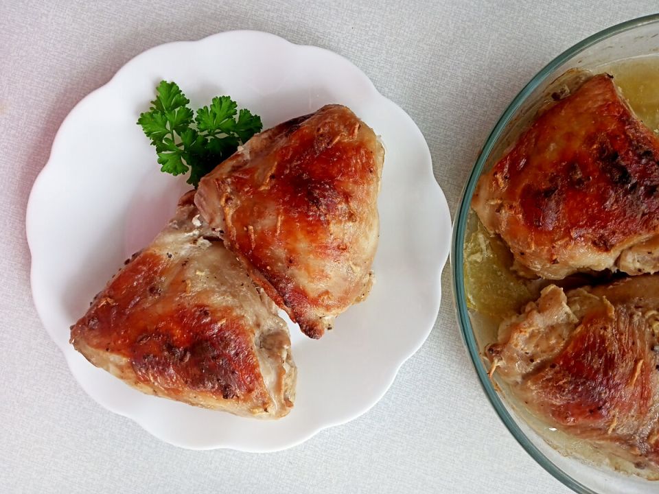 Секреты запеченной курицы в сметанном маринаде