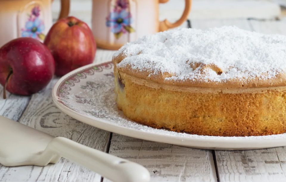 Скороспелый яблочный пирог: уютный десерт за считанные минуты