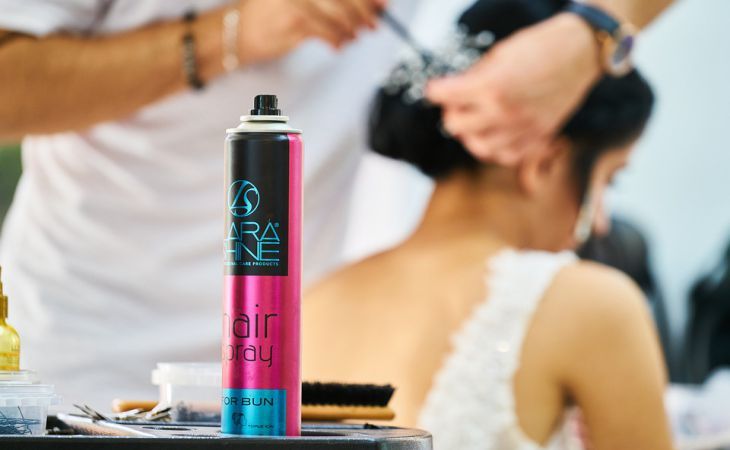 4 лайфхаков для применения лака для волос