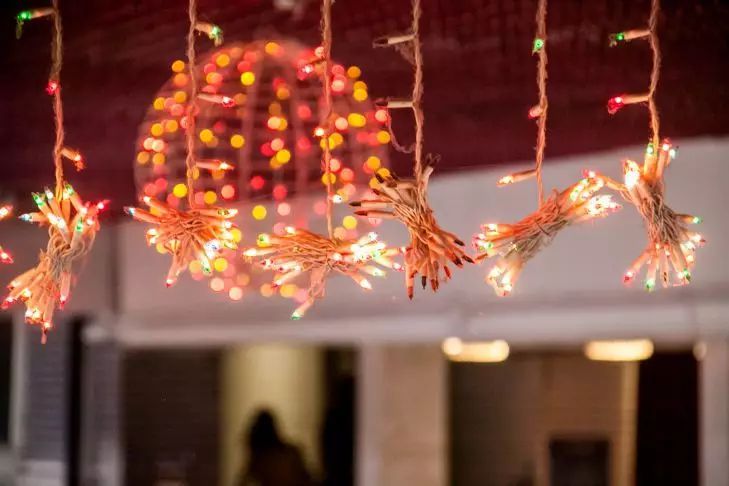 Вот почему елка с гирляндами может испортить ваш сон: эксперты заранее предупредили