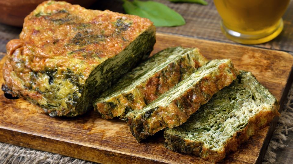 Этот пышный летний пирог никогда не надоест: в рецепте шпинат и щавель