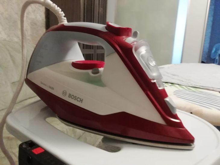 Вы больше не будете гладить одежду: лайфхак с льдом, который знают только профессионалы