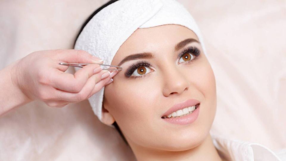 Овал лица сразу подтянется: эта форма бровей делает женщин моложе на несколько лет