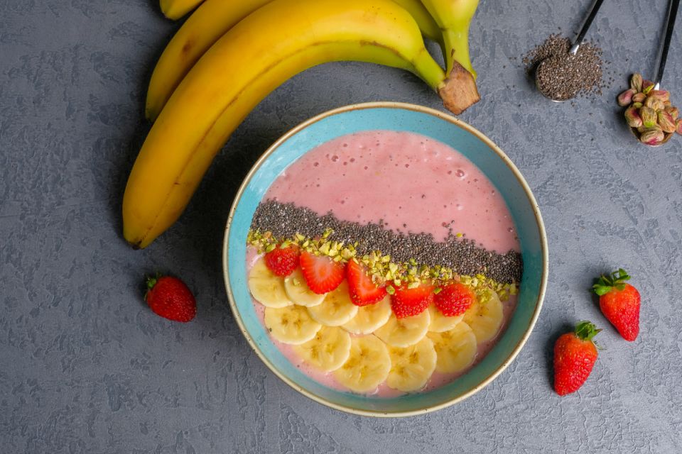 Смузи боул с ягодами и домашним йогуртом