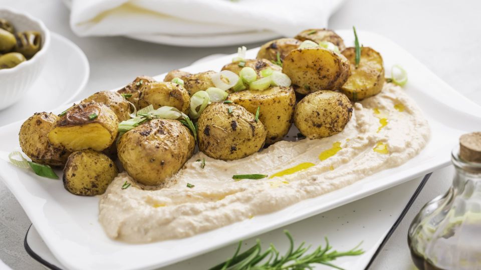 Такую картошку можно подать и на праздник, и на обед: запекайте вот с чем