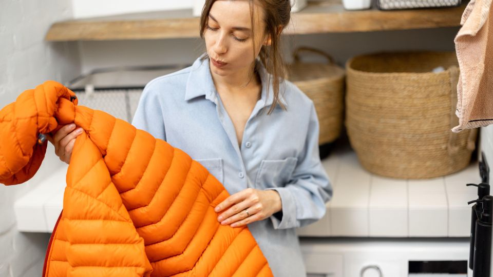 Не спешите выкидывать: как вернуть к жизни «свалявшийся» после стирки пуховик
