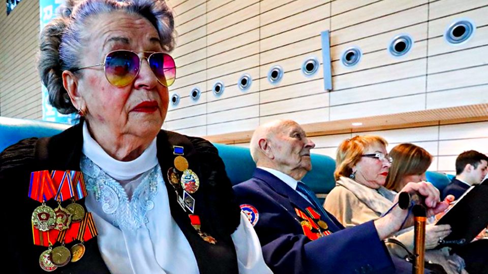 5 основных льгот для ветеранов труда: как не упустить свои права