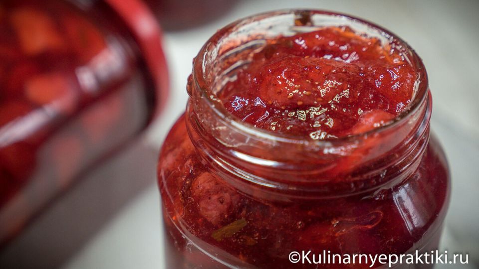 Клубника на зиму: 3 вкусных рецепта джемов и варенья с минимальным содержанием сахара